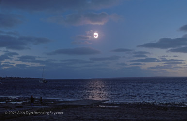 Photo of the solar eclipse of 12/04/2002 by Alan Dyer
