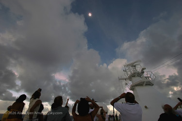 Photo of the solar eclipse of 04/08/2005 by Alan Dyer